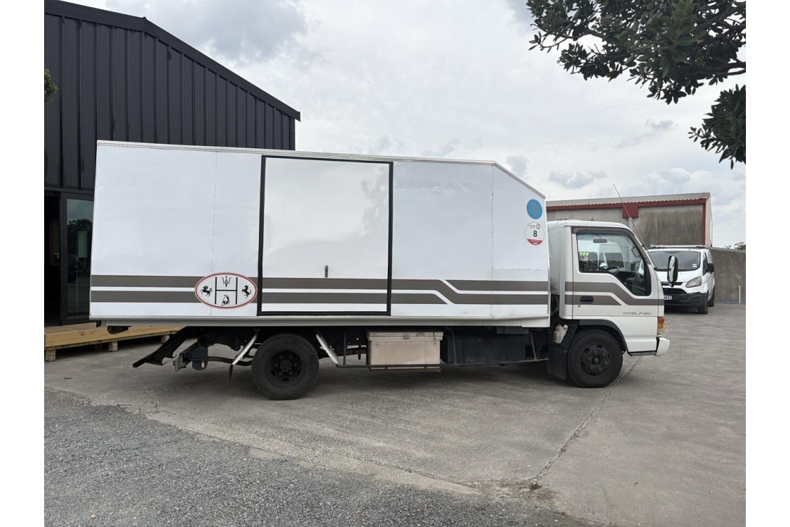 Ilikethat - Isuzu, Elf NPR70P VEHICLE TRANSPORTER, 1997  - Auckland City, Auckland 