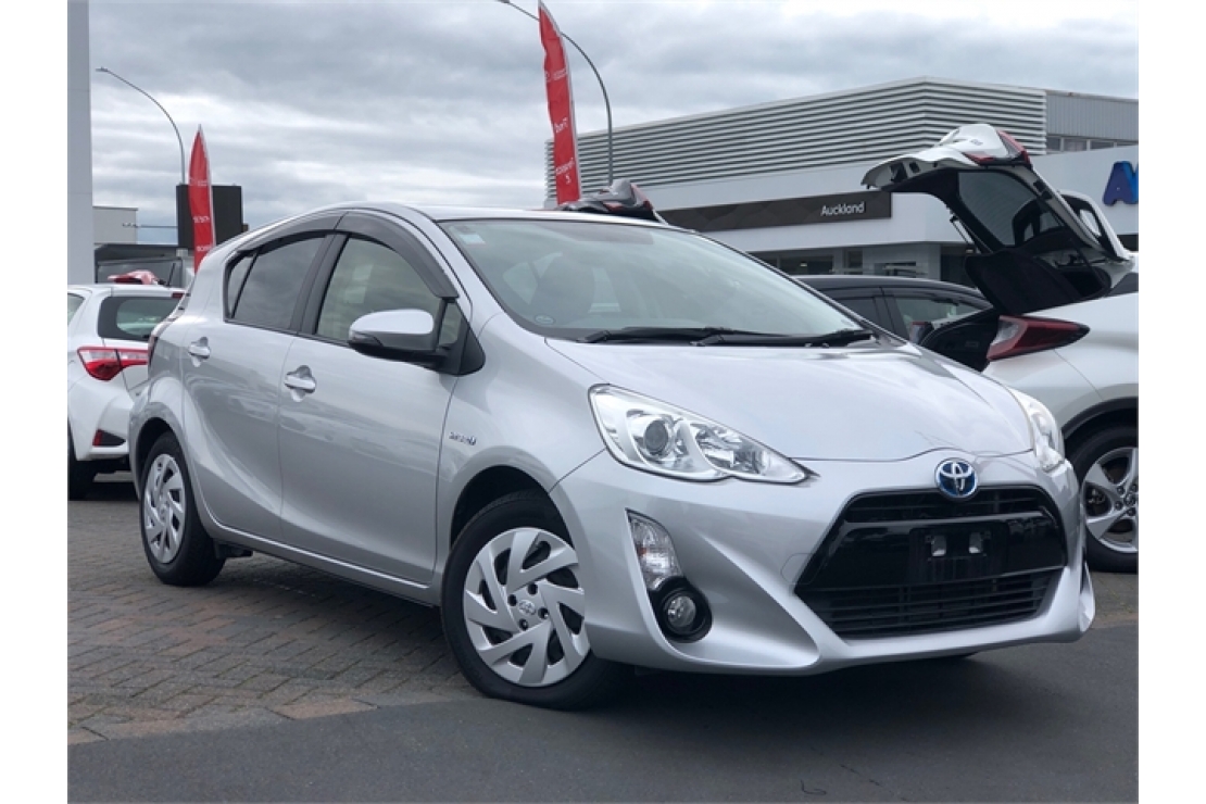 Ilikethat - Toyota, 1.5 Petrol Hybrid Hatchba... CALAIS-V V6 SDN AT, 2017 - Auckland City, Auckland