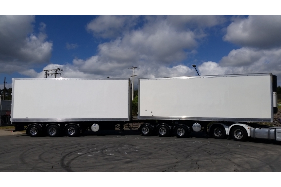 Ilikethat - Trucks  Maxicube Reefer 6 Axle B-Train stock #225 237, 2007  - Rodney, Auckland 